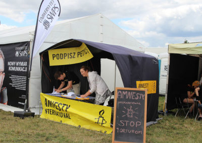 29 lipca 2015, Kostrzyn nad Odrą. Stoisko organizacji Amnesty International na festiwalu muzycznym Przystanek Woodstock