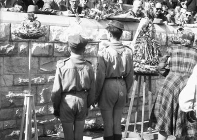 Sierpień 1957, Warszawa, Dożynki na Stadionie Dziesięciolecia, dwaj harcerze stoją przed trybuną honorową, na której siedzą m.in. Władysław Gomułka i Józef Cyrankiewicz