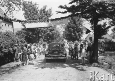 Czerwiec 1958. Mieszkańcy wsi witają radziecką delegację Towarzystwa Przyjaźni Polsko-Radzieckiej.