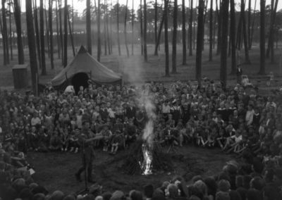 Wrzesień 1958, Bydgoszcz. Festyn harcerski – wieczorne spotkanie przy ognisku