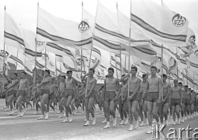 22 lipca 1959, Warszawa. Obchody 15-lecia PRL, defilada wojskowo-sportowa, chłopcy ze sztandarami Szkolnych Związków Sportowych
