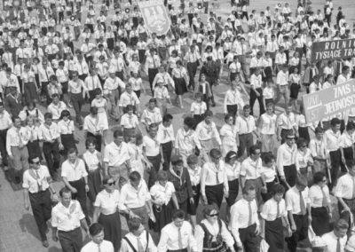 22 lipca 1964, Warszawa. Plac Defilad, uroczyste obchody dwudziestolecia PRL. Członkowie organizacji młodzieżowych przechodzą przed trybuną.