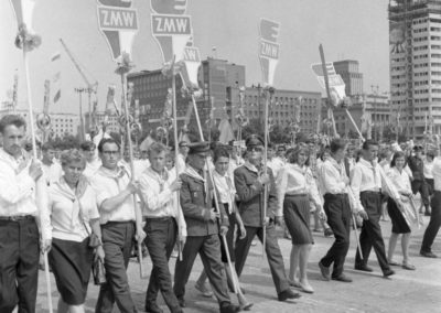22 lipca 1964, Warszawa. Plac Defilad, uroczyste obchody dwudziestolecia PRL - członkowie Związku Młodzieży Wiejskiej.