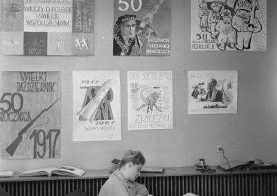 Marzec 1967, Białystok. Wystawa rysunków i plakatów dotyczących Rewolucji Październikowej w wojewódzkiej siedzibie Towarzystwa Przyjaźni Polsko-Radzieckiej.
