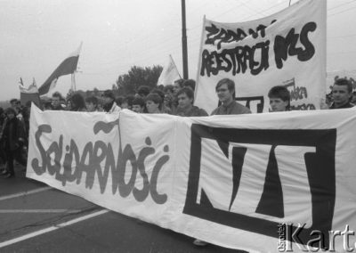 1 maja 1989, Warszawa. Manifestacja zorganizowana przez NSZZ „Solidarność”. Wzięli w niej udział kandydaci na posłów i senatorów z ramienia opozycji. Na zdjęciu manifestanci z transparentami, na jednym z nich widać napis „Solidarność NZS”, na drugim „Żądamy rejestracji NZS”