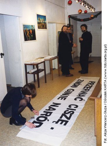 2000, Warszawa, siedziba Ośrodka KARTA przy ulicy Narbutta. Akcja malowania transparentów przed demonstracją na Placu Zamkowym przeciwko wojnie w Czeczenii