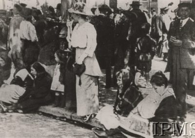 1914, Warszawa. Kobiety przed Urzędem Mobilizacyjnym