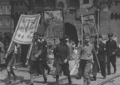 Maj 1934, Kraków. Tydzień Ligi Obrony Powietrznej i Przeciwgazowej. Młodzież z transparentami propagandowymi LOPP w pochodzie