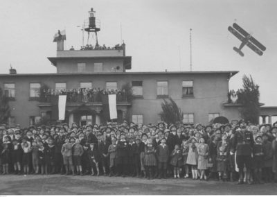 Maj 1933, Katowice. Tydzień Ligi Obrony Powietrznej i Przeciwgazowej. Publiczność ogląda pokazay akrobacji lotniczej tzw. "trójki Bajana"