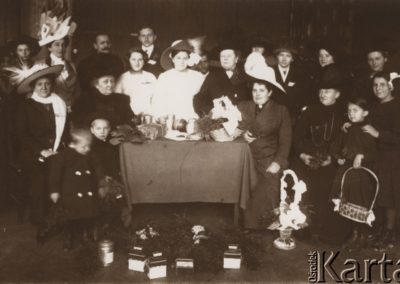 1900–1914, Lwów, Austro-Węgry. Grupa kobiet, koło stołu stoją skarbonki na datki