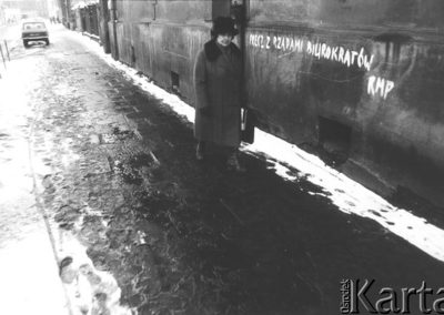 1981, Kraków. Napis niezależny na ścianie budynku przy ulicy Czarnowiejskiej: „Precz z rządami biurokratów RMP”