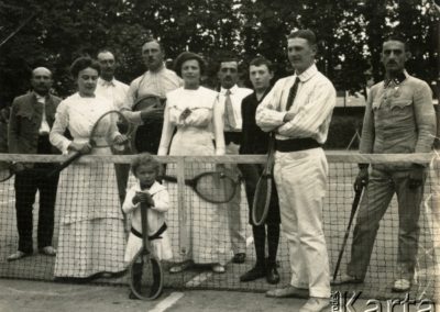 1900–1914. Mieszany skład graczy w tenisa. Być może żołnierze rehabilitanci z rodzinami. Pierwszy z prawej stoi oficer austriacki