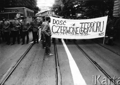 1989. Demonstracja Niezależnego Zrzeszenia Studentów pod konsulatem ZSRR. Uczestnicy niosą transparent z napisem „Dość terroru czerwonego NZS”