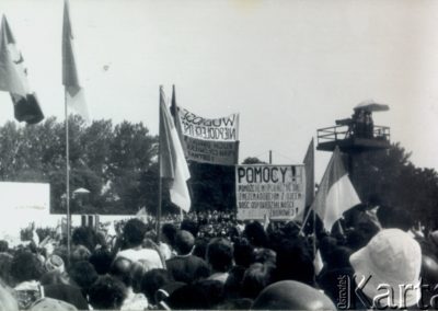 10 czerwca 1979, Kraków. I Pielgrzymka Jana Pawła II do Polski. Tłumy wiernych zebrane na krakowskich Błoniach podczas mszy świętej odprawianej przez papieża. Na jednym z transparentów hasło Ruchu Obrony Praw Człowieka i Obywatela