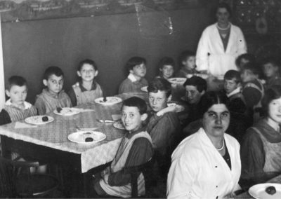 Wrzesień 1931, Warszawa. Dom Sierot Żydowskich Dzieci z opiekunkami przy posiłku