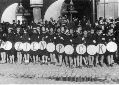 1938, Kraków. Inauguracja obchodów Tygodnia Polskiego Czerwonego Krzyża. Dziecięcy oddział PCK podczas uroczystości