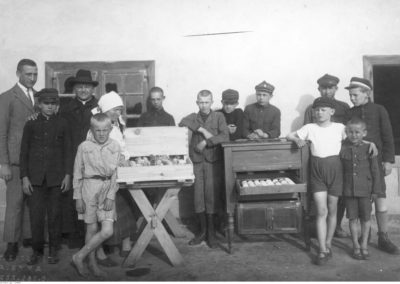 1927–1939, Łuck. Bursa Polskiej Macierzy Szkolnej. Uczniowie podczas hodowli kurcząt