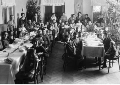 Grudzień 1927, Kraków. Wigilia dla biednych dzieci zorganizowana przez Towarzystwo Młodych Polek