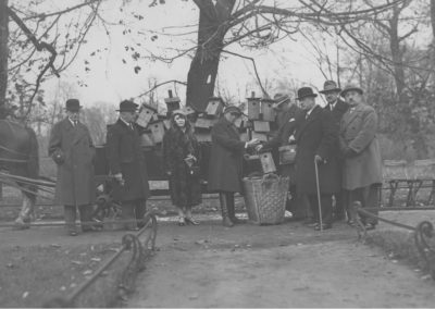 Październik 1931, Warszawa. Akcja dożywiania ptaków zorganizowana przez Towarzystwo Opieki nad Zwierzętami