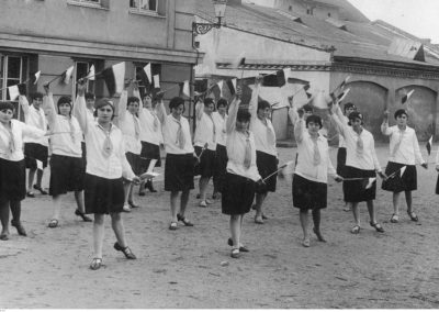 1920–1939, Poznań. Związek Młodych Polek w Poznaniu. Członkinie Związku podczas ćwiczeń z chorągiewkami