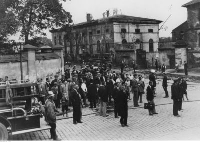 18 sierpnia 1933, Warszawa. Pożar hotelu tzw. "Włóczęgów" przy ulicy Smolnej. Widoczne wozy straży pożarnej i strażacy gaszący pożar.