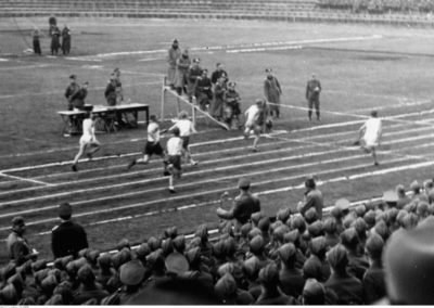1940–1944, Warszawa. Zawody w biegu na 100 metrów mężczyzn. Lekkoatleta Utz (zawodnik zrzeszenia sportowego Okęcie) jako pierwszy dobiega do mety w biegu na 100 metrów.