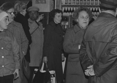 15 kwietnia 1981, Warszawa. Siostra pogotowia PCK (3. z prawej) stoi w kolejce w sklepie