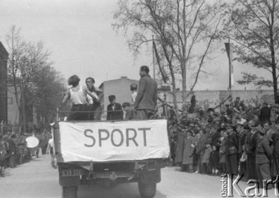 1 maja 1947, Poznań. Pochód pierwszomajowy, samochód z bokserami