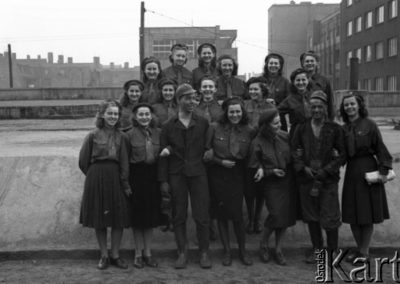 1950, Katowice. Dziewczęta ze Związku Młodzieży Polskiej i dwaj górnicy w roboczych ubraniach.