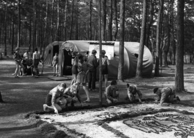 Sierpień 1971, Przeczyce, Obóz hufca Bielsko-Biała, grupa harcerzy układających białego orła z szyszek