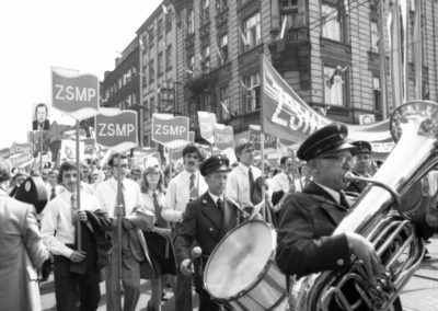 1 maja 1976, Katowice. Pochód pierwszomajowy, członkowie Związku Socjalistycznej Młodzieży Polskiej, na pierwszym planie orkiestra.