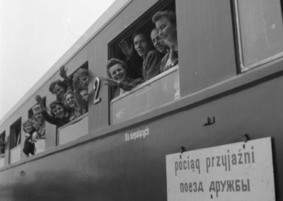 3 maja 1961, Warszawa, Dworzec Gdański. Odjazd „pociągu przyjaźni”, którym jadą na wycieczkę do Związku Radzieckiego polscy nauczyciele