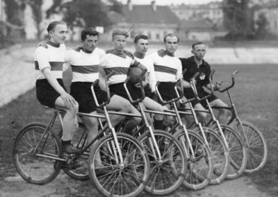 9 lipca 1932, Warszawa. Mecz piłki rowerowej w Warszawie pomiędzy Warszawskim Towarzystwem Cyklistów a drużyną śląską. Drużyna WTC